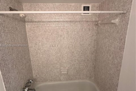 Copropriété à louer à Hallandale Beach, Floride: 1 chambre, 102.19 m2 № 1921642 - photo 6