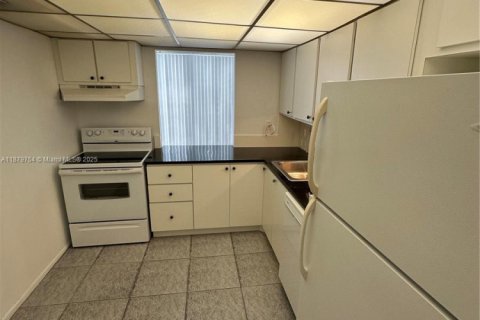 Copropriété à louer à Hallandale Beach, Floride: 1 chambre, 102.19 m2 № 1921642 - photo 1