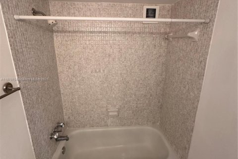 Copropriété à louer à Hallandale Beach, Floride: 1 chambre, 102.19 m2 № 1921642 - photo 5