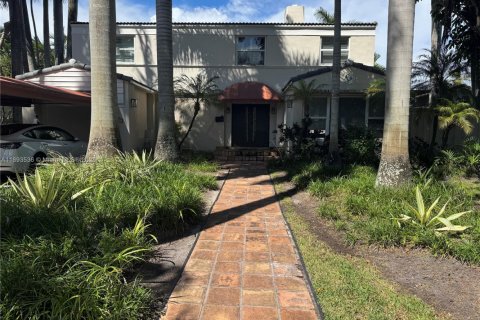 Casa en venta en Hollywood, Florida, 5 dormitorios, 310.2 m2 № 1945547 - foto 2