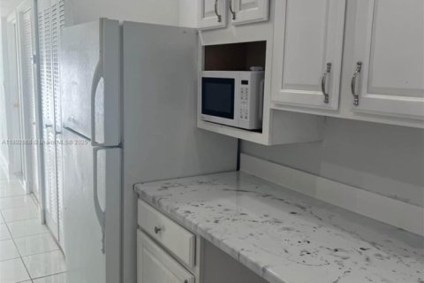 Copropriété à louer à Miami, Floride: 3 chambres, 77.57 m2 № 1946450 - photo 2