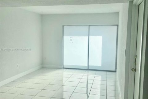 Copropriété à louer à Miami, Floride: 3 chambres, 77.57 m2 № 1946450 - photo 9