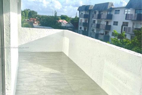 Copropriété à louer à Miami, Floride: 3 chambres, 77.57 m2 № 1946450 - photo 1