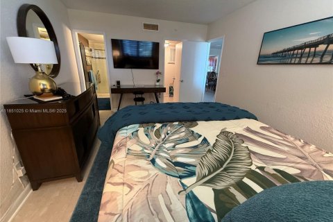Condo in Pompano Beach, Florida, 2 bedrooms  № 1855264 - photo 25