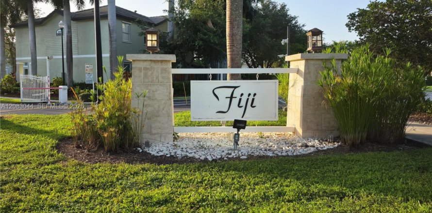 Townhouse in Homestead, Florida 2 bedrooms, 119.84 sq.m. № 2346442