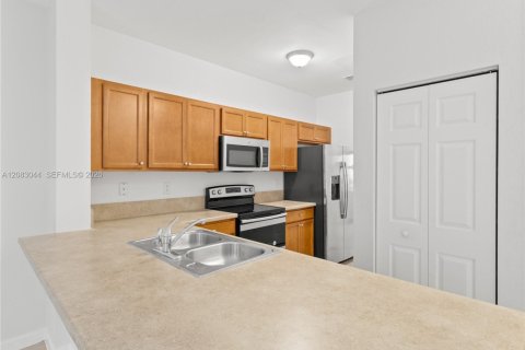 Townhouse in Homestead, Florida 2 bedrooms, 119.84 sq.m. № 2346442 - photo 16