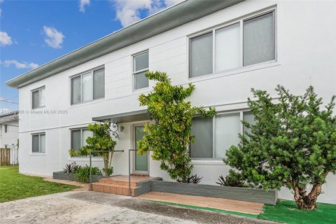Condo in Miami Beach, Florida, 3 bedrooms  № 1968756 - photo 1