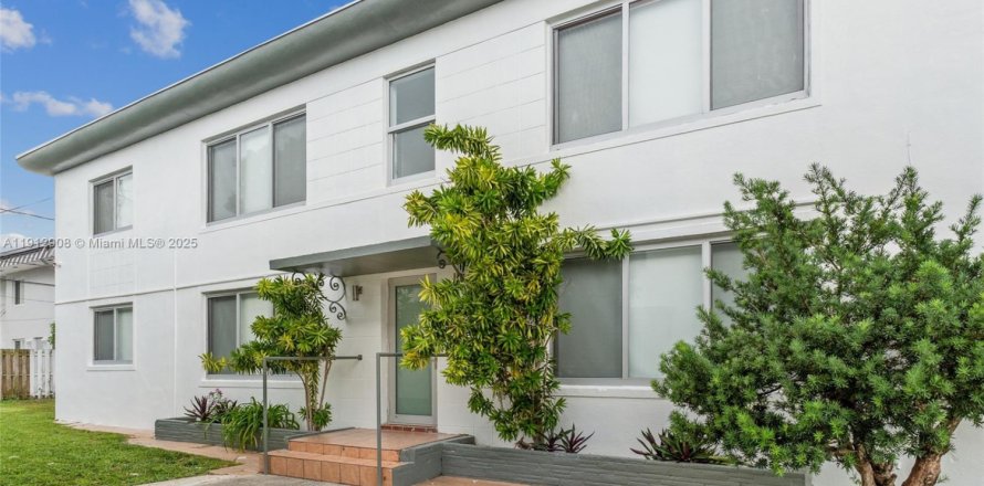 Condo in Miami Beach, Florida, 3 bedrooms  № 1968756