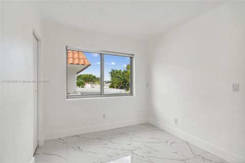 Condo in Miami Beach, Florida, 3 bedrooms  № 1968756 - photo 8