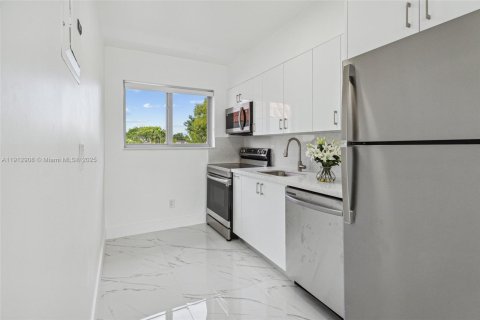 Condo in Miami Beach, Florida, 3 bedrooms  № 1968756 - photo 4