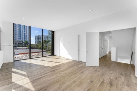 Condominio en venta en Miami Beach, Florida, 3 dormitorios, 207.08 m2 № 1983703 - foto 18