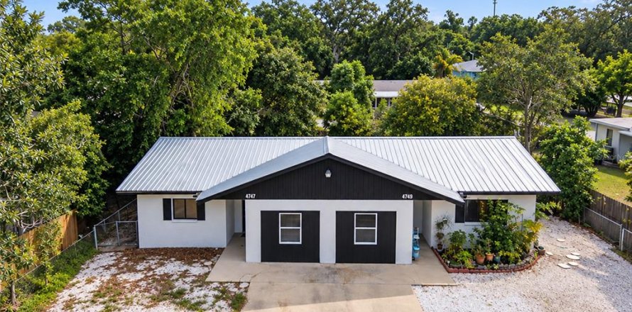 Commercial property in Sarasota, Florida 6 bedrooms, 213.86 sq.m. № 2394239