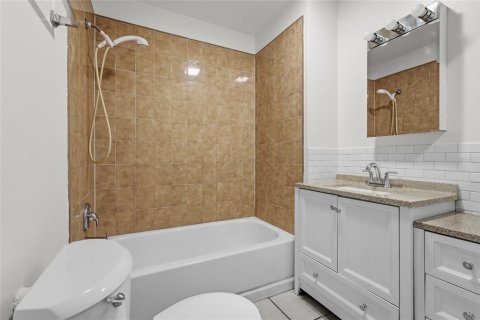 Commercial property in Sarasota, Florida 6 bedrooms, 213.86 sq.m. № 2394239 - photo 25