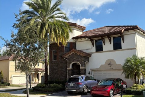 House in Doral, Florida 5 bedrooms, 386.38 sq.m. № 1986642 - photo 1