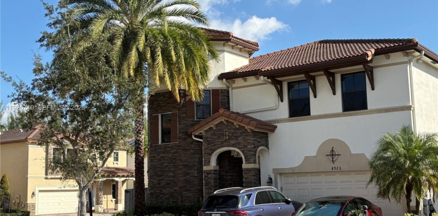 House in Doral, Florida 5 bedrooms, 386.38 sq.m. № 1986642