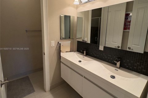 House in Doral, Florida 5 bedrooms, 386.38 sq.m. № 1986642 - photo 9