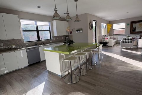 House in Doral, Florida 5 bedrooms, 386.38 sq.m. № 1986642 - photo 7