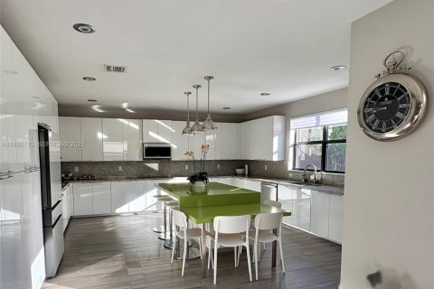 House in Doral, Florida 5 bedrooms, 386.38 sq.m. № 1986642 - photo 6