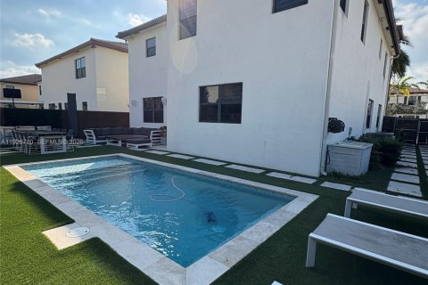 House in Doral, Florida 5 bedrooms, 386.38 sq.m. № 1986642 - photo 22