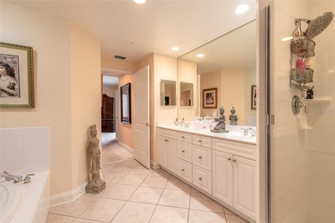 Condo in New Smyrna Beach, Florida, 2 bedrooms № 2237954 - photo 18