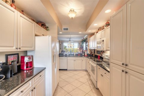 Condo in New Smyrna Beach, Florida, 2 bedrooms № 2237954 - photo 14