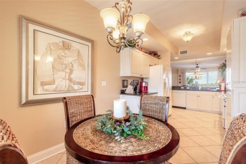 Condo in New Smyrna Beach, Florida, 2 bedrooms № 2237954 - photo 16