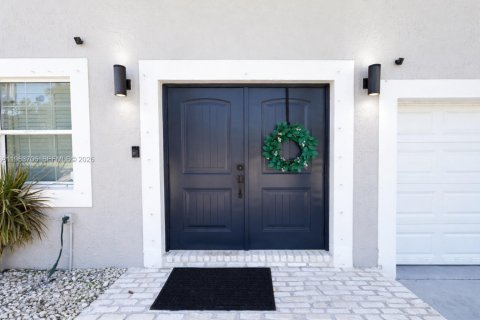 Снять в аренду виллу или дом в Катлер-Бей, Флорида 4 спальни, 261.98м2, № 2025696 - фото 3