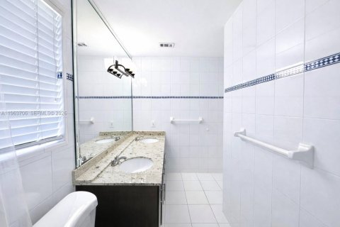 Снять в аренду виллу или дом в Катлер-Бей, Флорида 4 спальни, 261.98м2, № 2025696 - фото 17