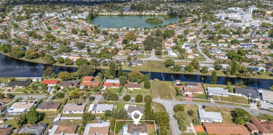 Casa en Miami, Florida 3 dormitorios, 118.26 m2 № 1704457