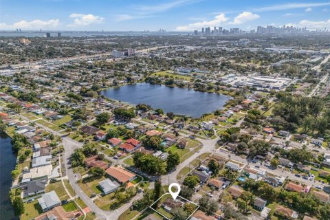 Casa en venta en Miami, Florida, 3 dormitorios, 118.26 m2 № 1704457 - foto 4