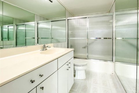 Condo in Bay Harbor Islands, Florida, 1 bedroom  № 2055791 - photo 15