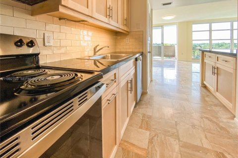 Condo in Bay Harbor Islands, Florida, 1 bedroom  № 2055791 - photo 12