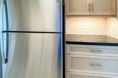 Condo in Bay Harbor Islands, Florida, 1 bedroom  № 2055791 - photo 13