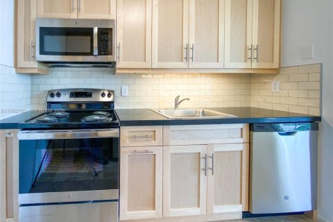 Condo in Bay Harbor Islands, Florida, 1 bedroom  № 2055791 - photo 11