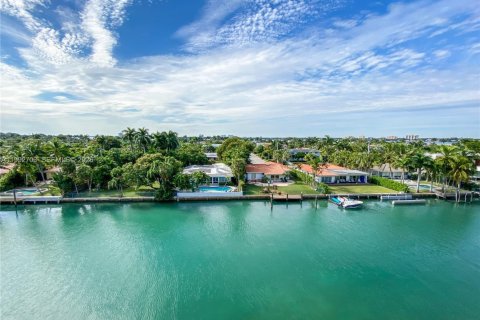 Condo in Bay Harbor Islands, Florida, 1 bedroom  № 2055791 - photo 1