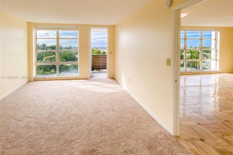 Condo in Bay Harbor Islands, Florida, 1 bedroom  № 2055791 - photo 14