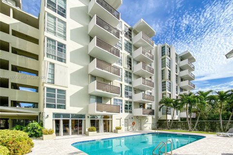 Condo in Bay Harbor Islands, Florida, 1 bedroom  № 2055791 - photo 25