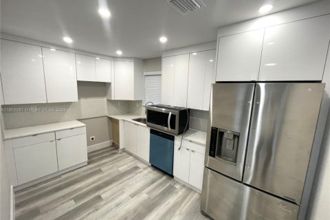 Townhouse in Miami, Florida 3 bedrooms, 167.22 sq.m. № 1953524 - photo 2
