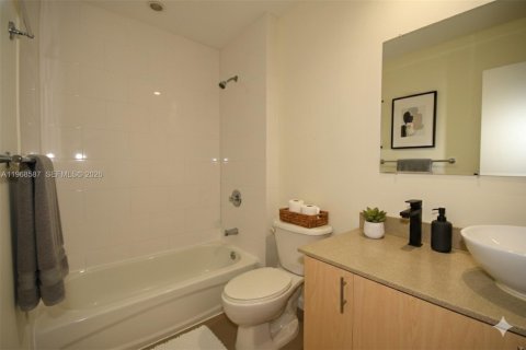 Adosado en alquiler en Miami, Florida, 3 dormitorios, 204.38 m2 № 2031691 - foto 15