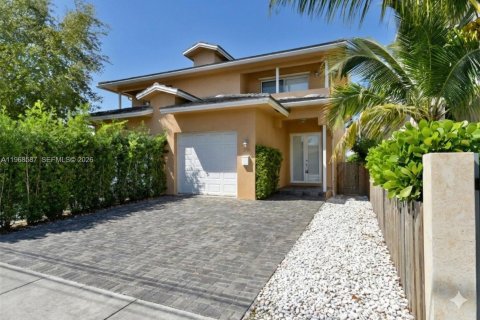 Adosado en alquiler en Miami, Florida, 3 dormitorios, 204.38 m2 № 2031691 - foto 1