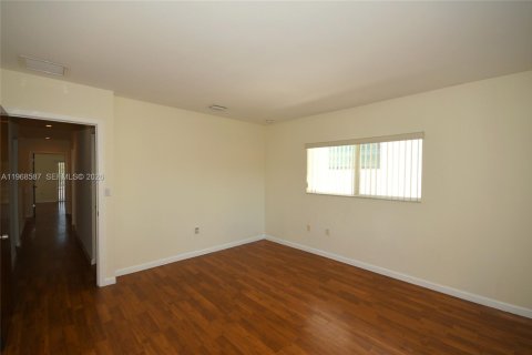 Adosado en alquiler en Miami, Florida, 3 dormitorios, 204.38 m2 № 2031691 - foto 12