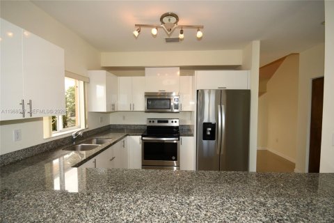 Adosado en alquiler en Miami, Florida, 3 dormitorios, 204.38 m2 № 2031691 - foto 4