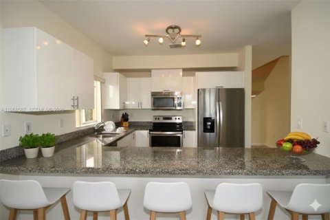 Adosado en alquiler en Miami, Florida, 3 dormitorios, 204.38 m2 № 2031691 - foto 5