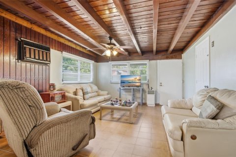Casa en venta en Hialeah, Florida, 5 dormitorios, 209.31 m2 № 2185557 - foto 7