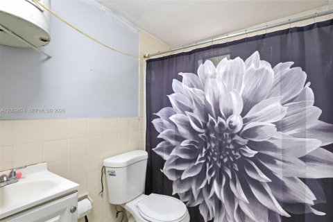 Casa en venta en Hialeah, Florida, 5 dormitorios, 209.31 m2 № 2185557 - foto 26
