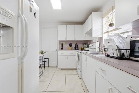 Casa en venta en Hialeah, Florida, 5 dormitorios, 209.31 m2 № 2185557 - foto 20