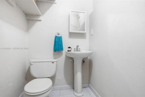 Casa en venta en Hialeah, Florida, 5 dormitorios, 209.31 m2 № 2185557 - foto 15