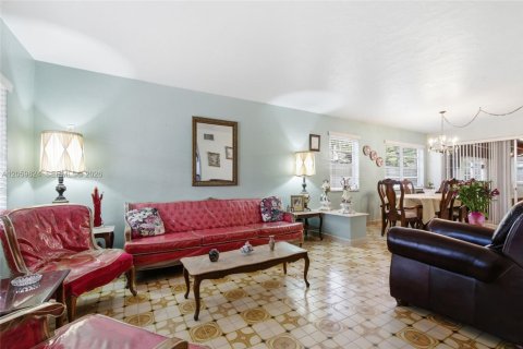 Casa en venta en Hialeah, Florida, 5 dormitorios, 209.31 m2 № 2185557 - foto 4