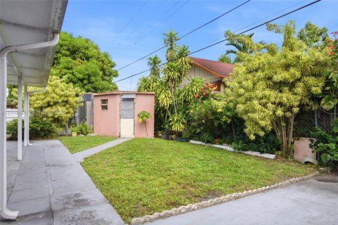 Casa en venta en Hialeah, Florida, 5 dormitorios, 209.31 m2 № 2185557 - foto 23