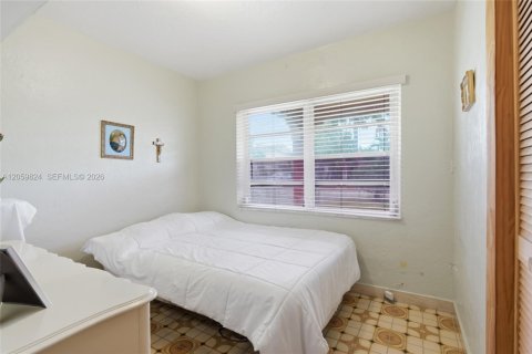Casa en venta en Hialeah, Florida, 5 dormitorios, 209.31 m2 № 2185557 - foto 11